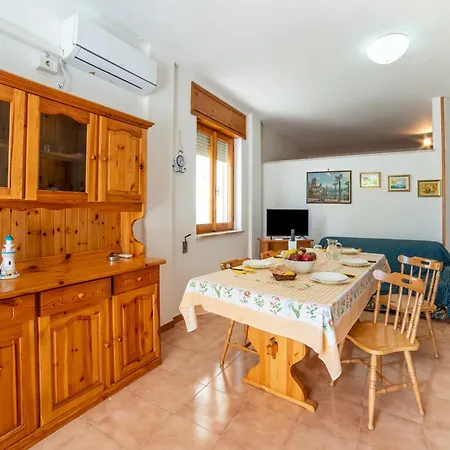 Vakantiehuis Trilocale Sole In Near The Sea - Happy